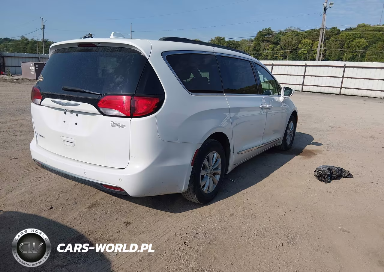 2017 Chrysler Pacifica Touring-L VIN:2C4RC1BG5HR702587 - 4