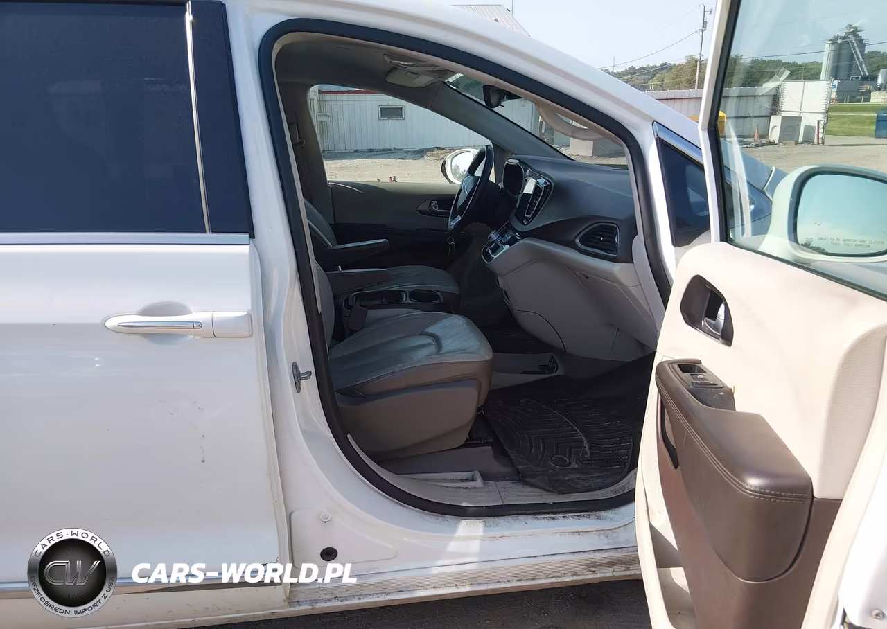 2017 Chrysler Pacifica Touring-L VIN:2C4RC1BG5HR702587 - 5