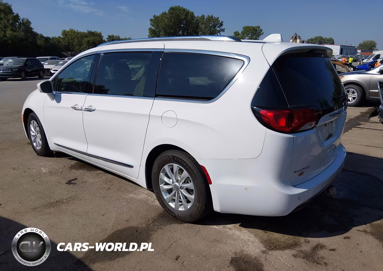 2018 Chrysler Pacifica Touring L VIN:2C4RC1BG7JR120948 - 3