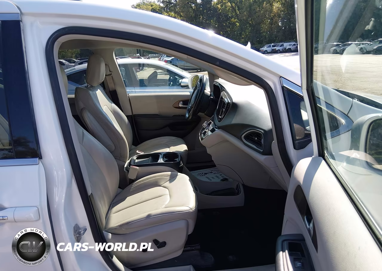 2018 Chrysler Pacifica Touring L VIN:2C4RC1BG7JR120948 - 5
