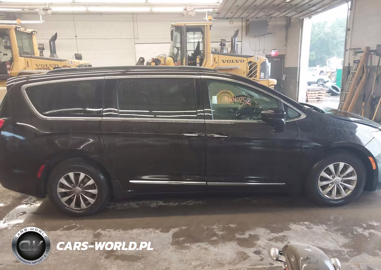 2017 Chrysler Pacifica Touring-L VIN:2C4RC1BGXHR705243 - 13