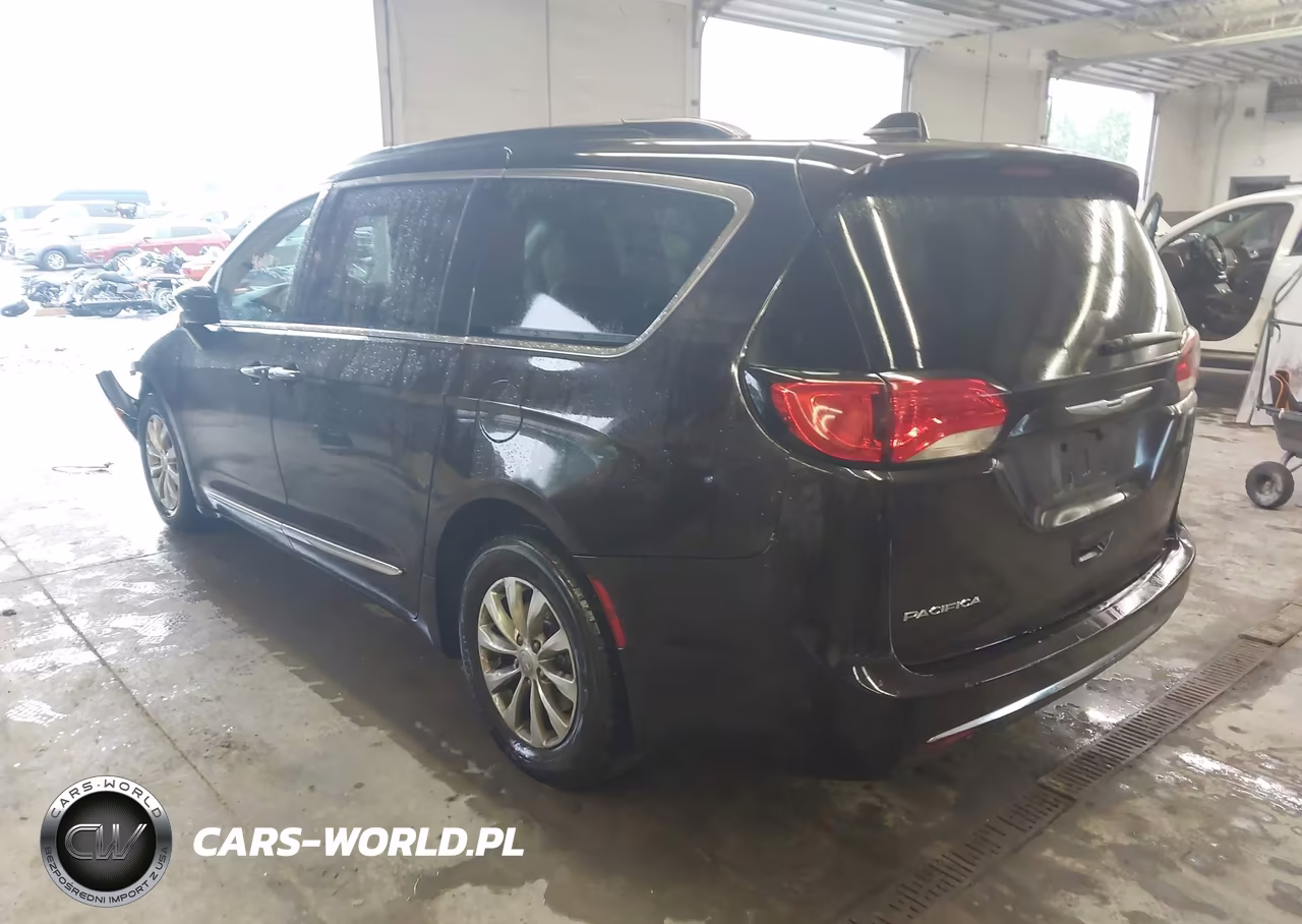 2017 Chrysler Pacifica Touring-L VIN:2C4RC1BGXHR705243 - 3