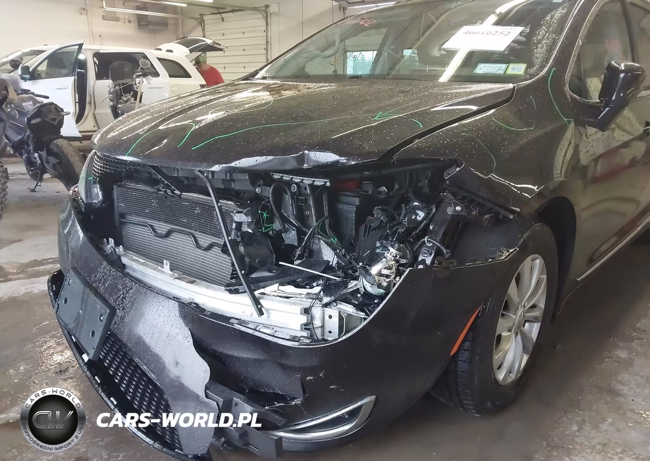 2017 Chrysler Pacifica Touring-L VIN:2C4RC1BGXHR705243 - 6
