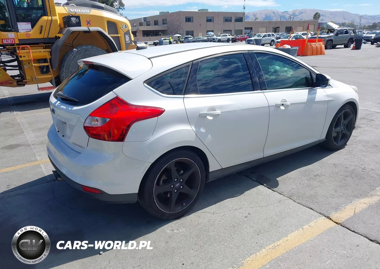 2013 Ford Focus Titanium VIN:1FADP3N22DL301615 - 4