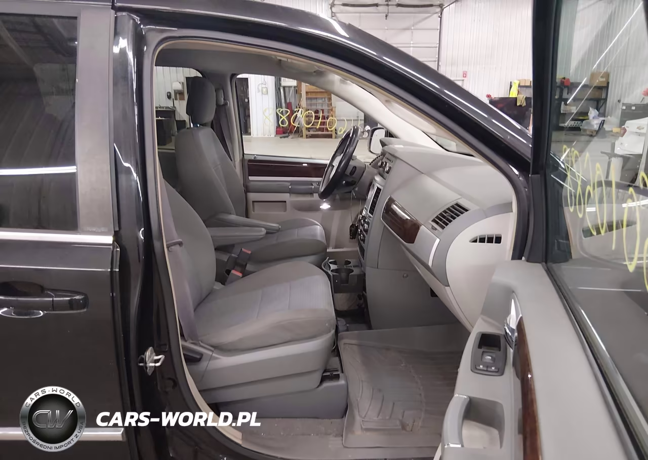 2010 Chrysler Town & Country Touring VIN:2A4RR5D12AR285587 - 5