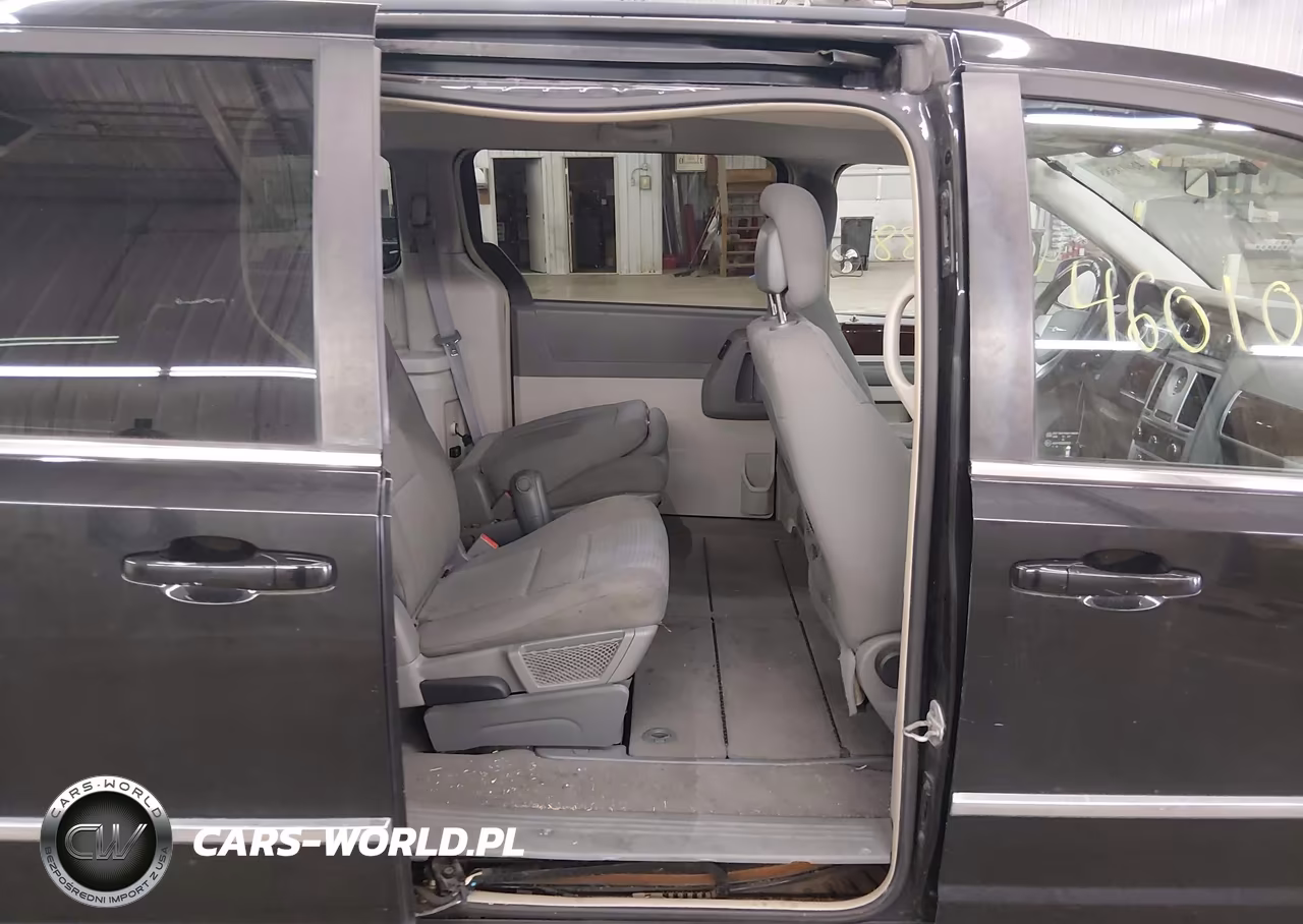 2010 Chrysler Town & Country Touring VIN:2A4RR5D12AR285587 - 8