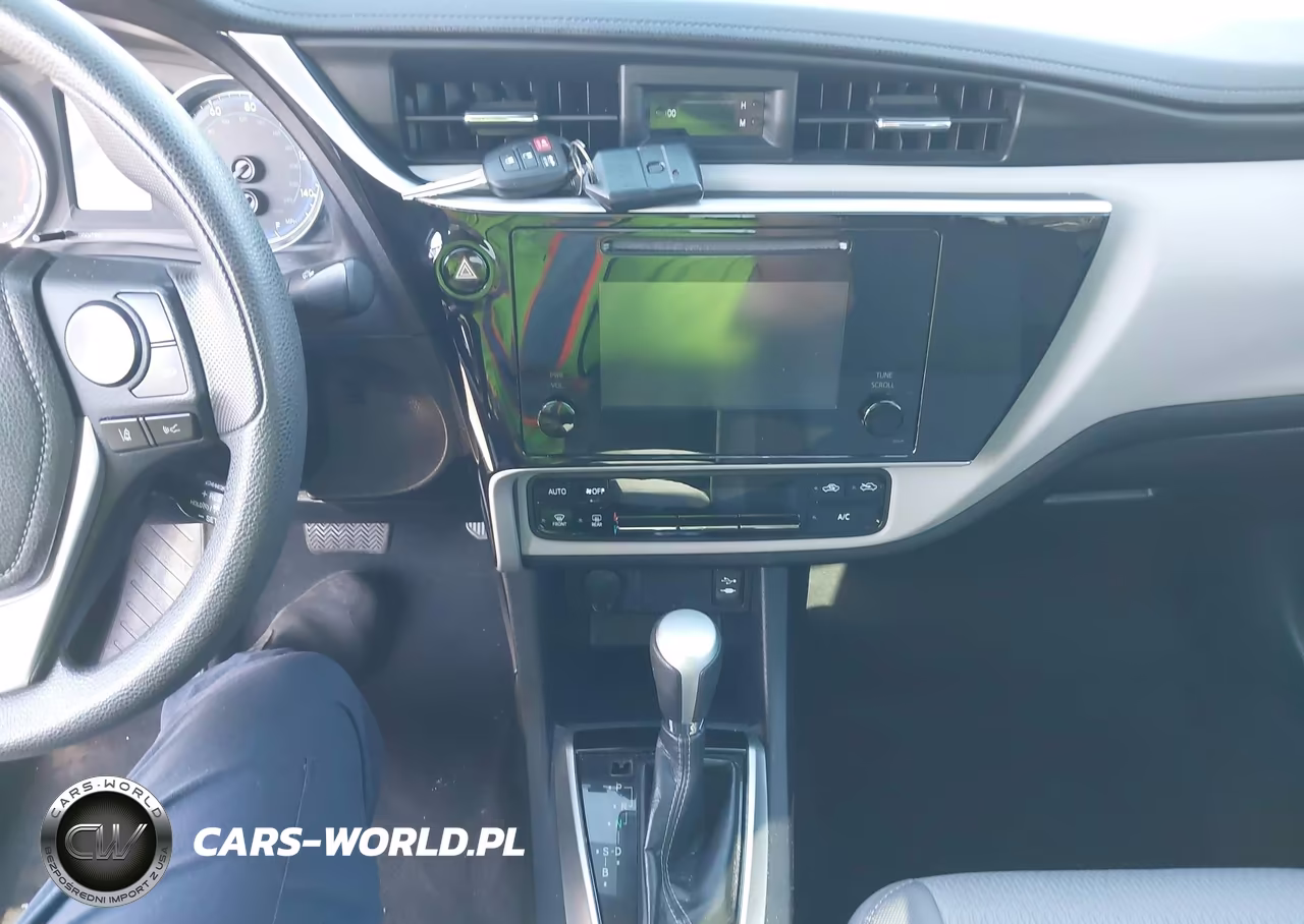 2018 Toyota Corolla Le VIN:2T1BURHE4JC119467 - 11