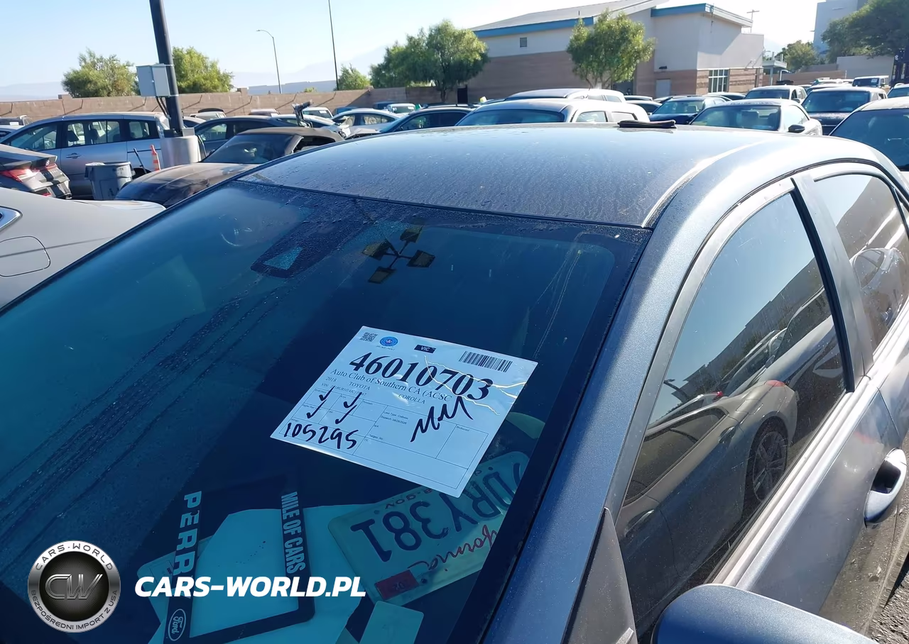 2018 Toyota Corolla Le VIN:2T1BURHE4JC119467 - 17
