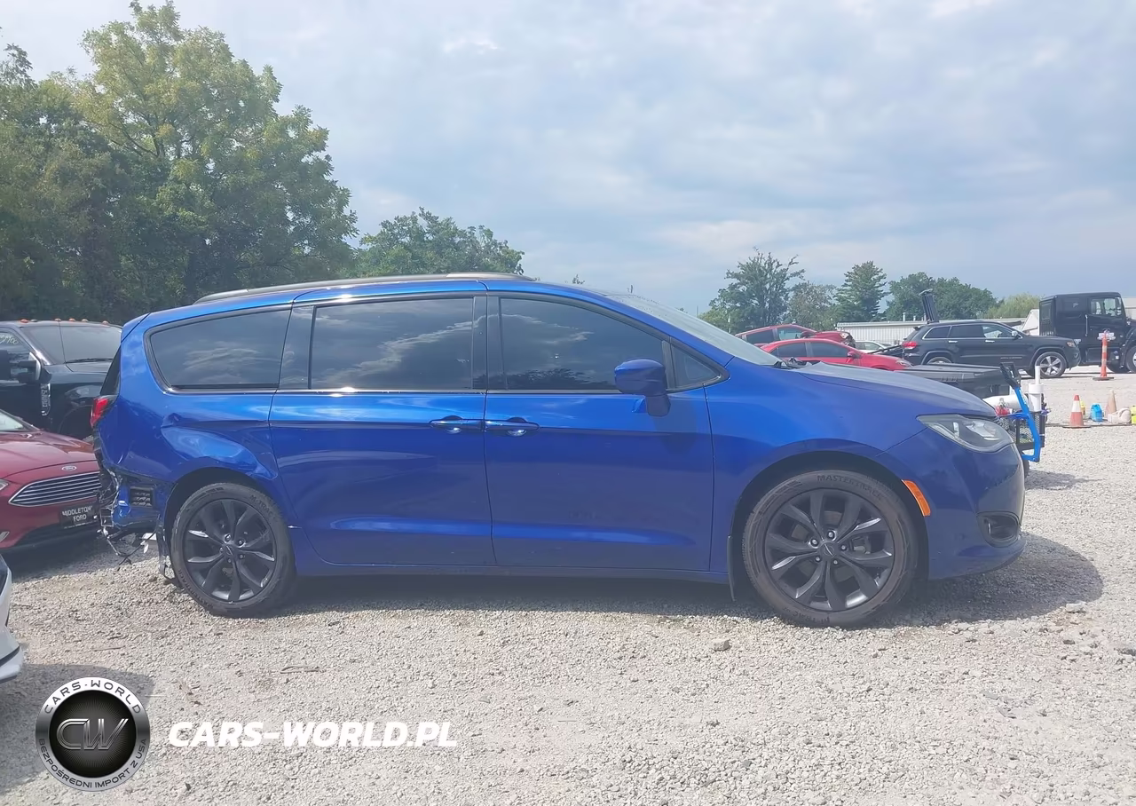 2020 Chrysler Pacifica Touring VIN:2C4RC1FG1LR110431 - 14