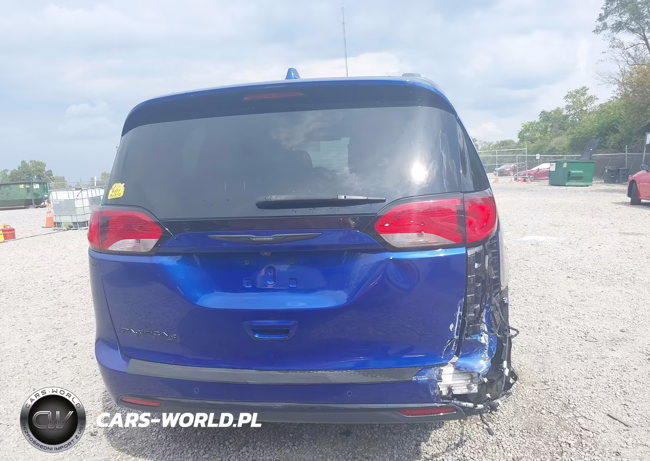 2020 Chrysler Pacifica Touring VIN:2C4RC1FG1LR110431 - 17
