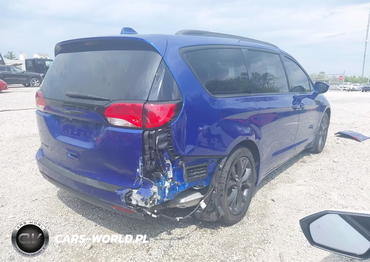 2020 Chrysler Pacifica Touring VIN:2C4RC1FG1LR110431 - 4