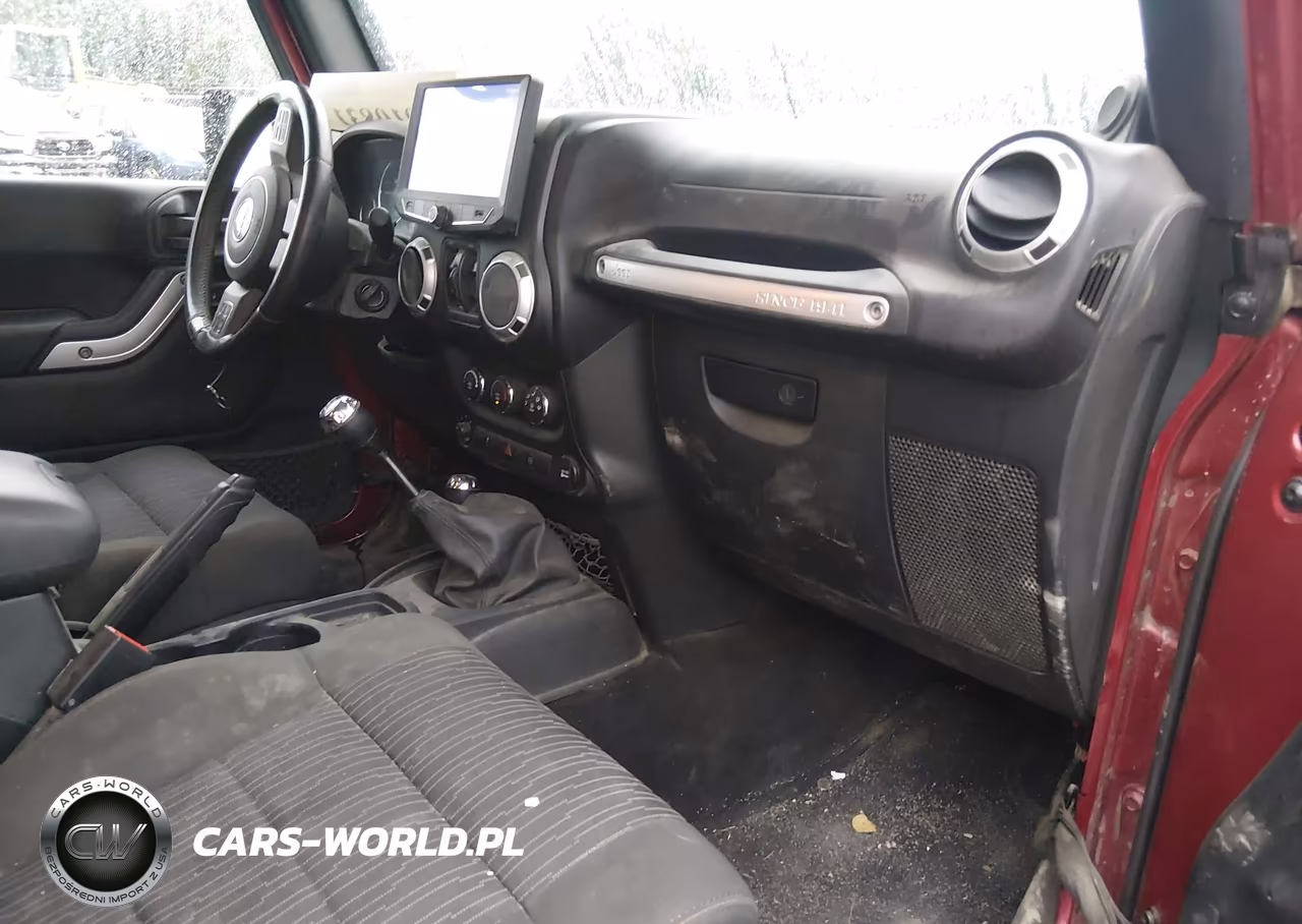 2012 Jeep Wrangler Unlimited Sahara VIN:1C4BJWEG1CL197505 - 5