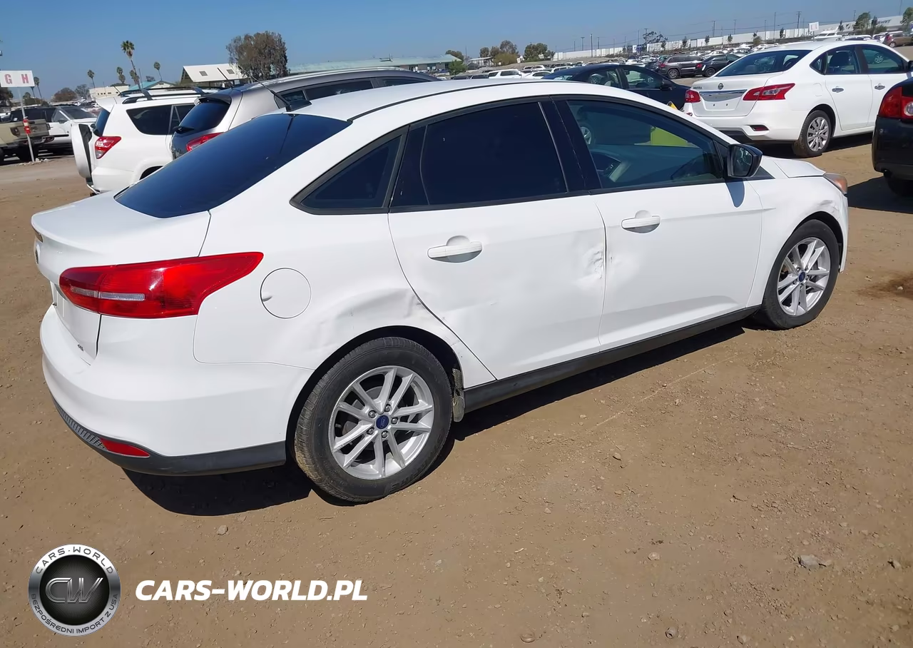2018 Ford Focus Se VIN:1FADP3F24JL250192 - 4