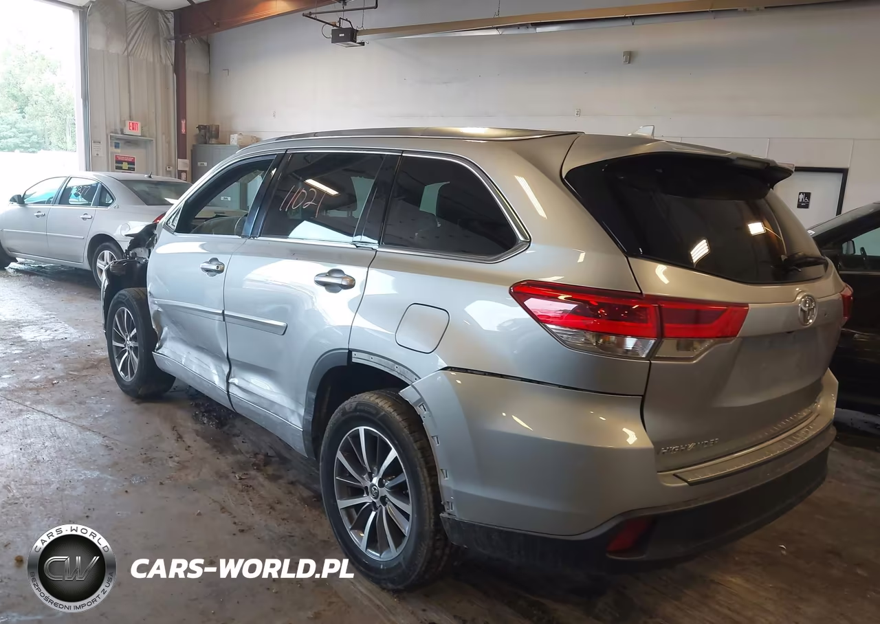 2018 Toyota Highlander Xle VIN:5TDJZRFH2JS871881 - 3