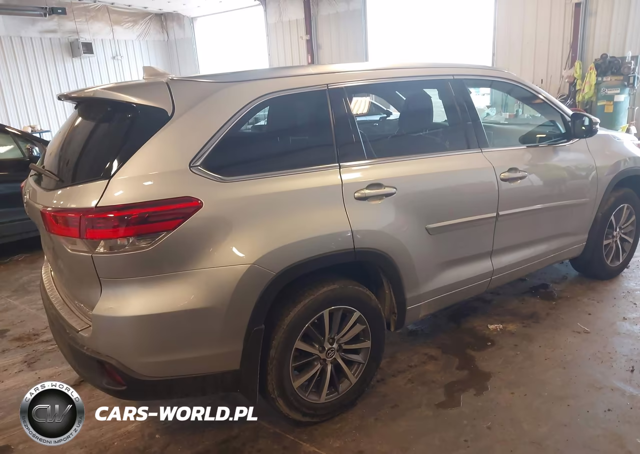 2018 Toyota Highlander Xle VIN:5TDJZRFH2JS871881 - 4
