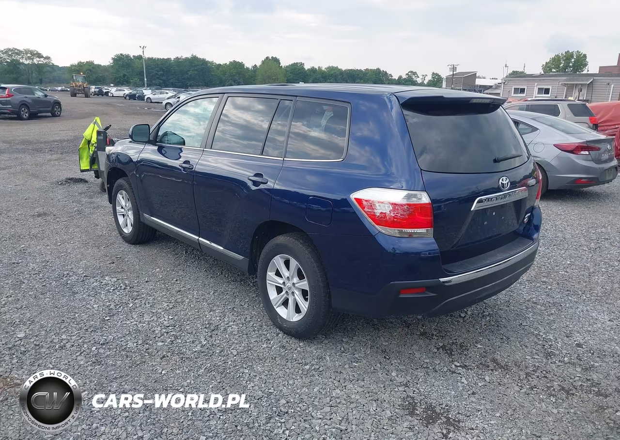 2013 Toyota Highlander Base V6 VIN:5TDBK3EH5DS251621 - 3