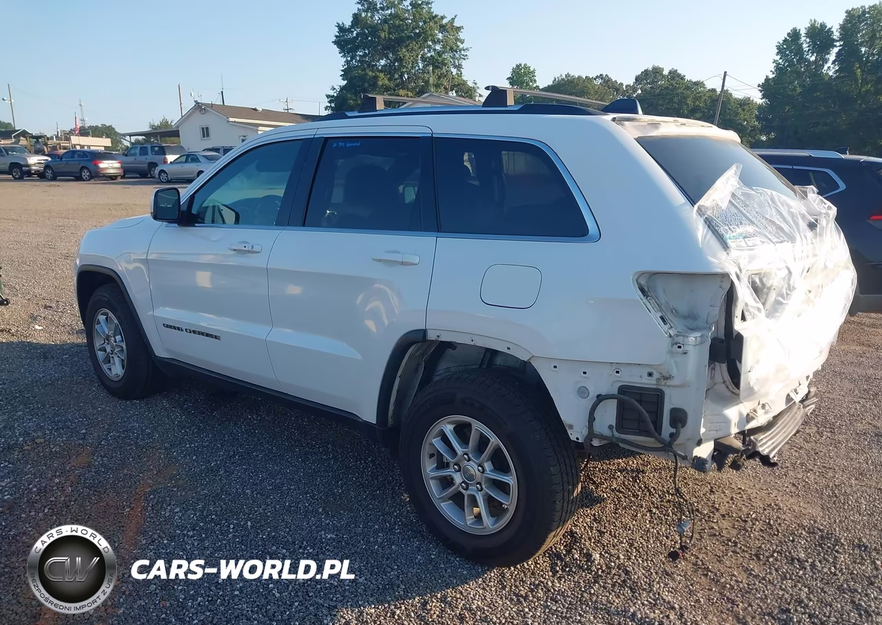 2018 Jeep Grand Cherokee Laredo E 4X4 VIN:1C4RJFAG3JC105098 - 3