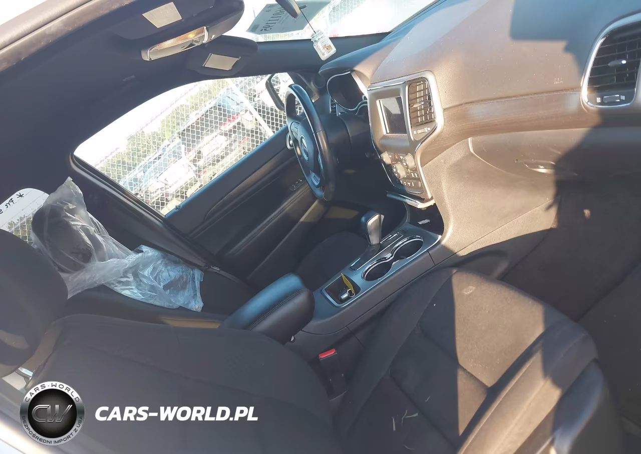 2018 Jeep Grand Cherokee Laredo E 4X4 VIN:1C4RJFAG3JC105098 - 5