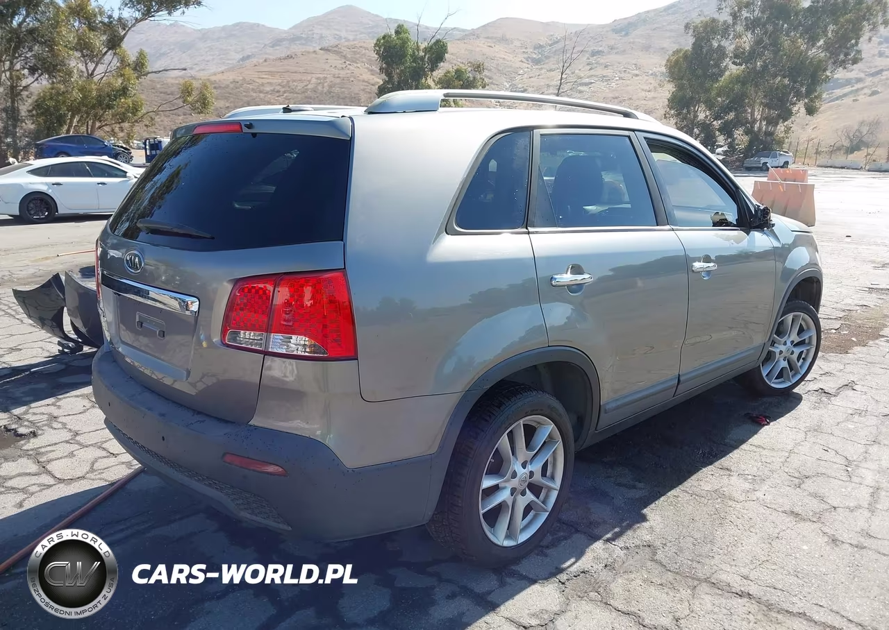 2011 Kia Sorento Lx VIN:5XYKT4A14BG089065 - 4