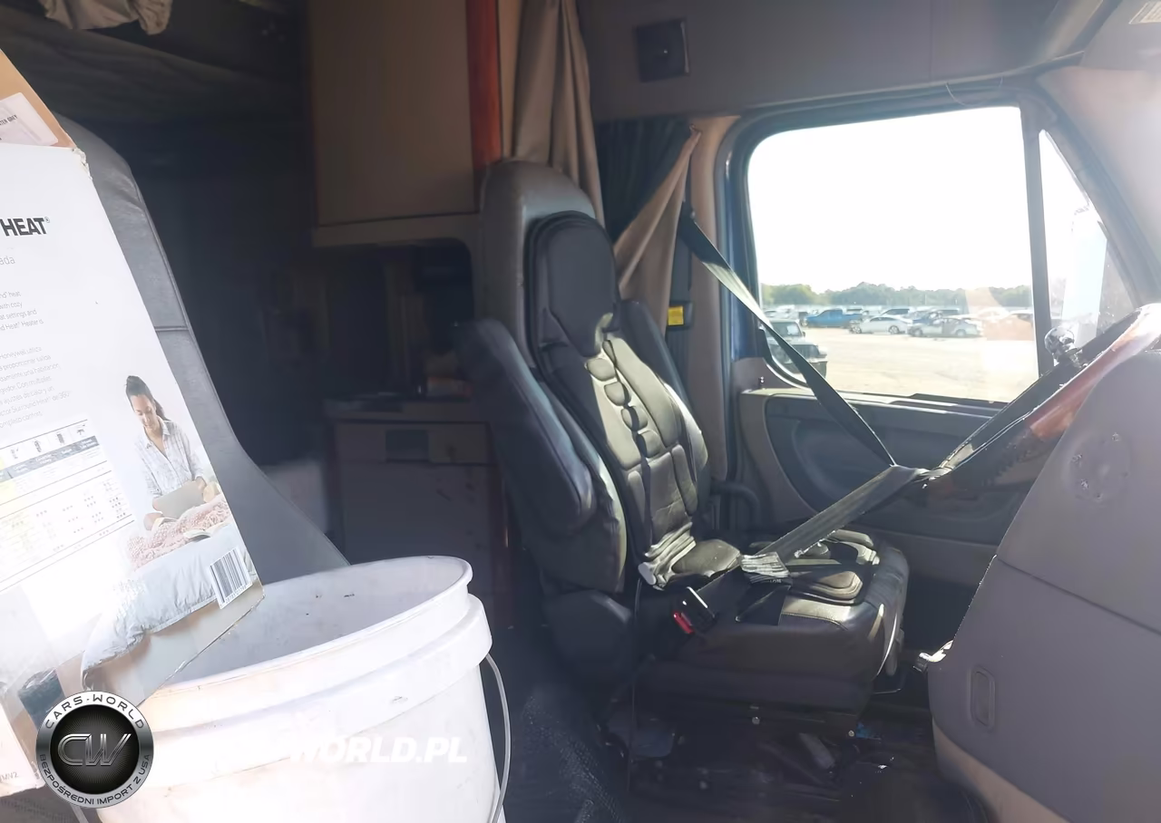 2016 Freightliner Cascadia 125 VIN:3AKJGLDR8GSGX3489 - 7