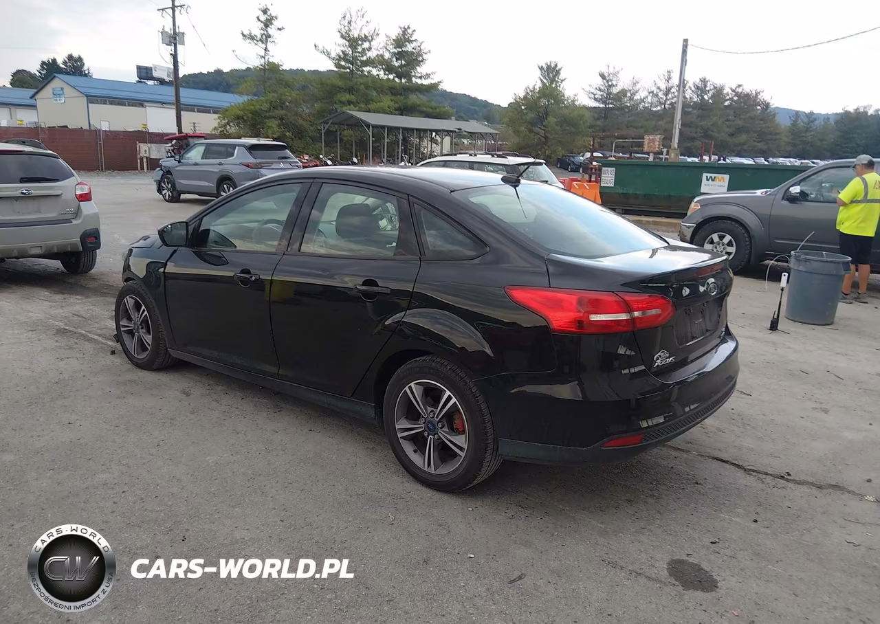 2018 Ford Focus Se VIN:1FADP3FE2JL237970 - 3