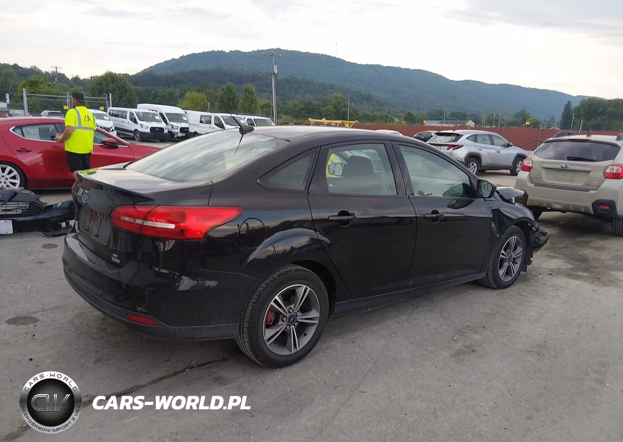 2018 Ford Focus Se VIN:1FADP3FE2JL237970 - 4