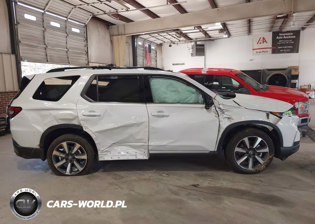 2025 Honda Pilot Touring VIN:5FNYG2H77SB040494 - 13