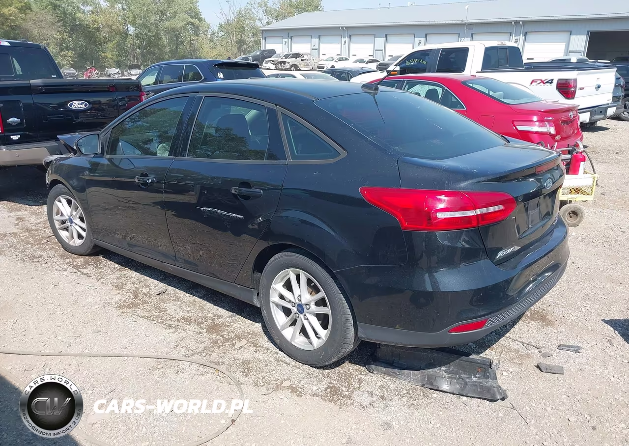 2015 Ford Focus Se VIN:1FADP3F21FL335403 - 3