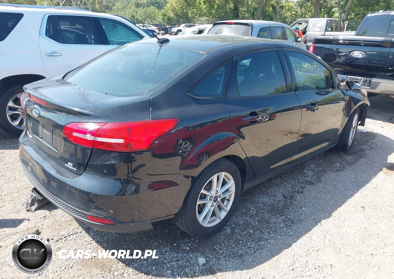 2015 Ford Focus Se VIN:1FADP3F21FL335403 - 4