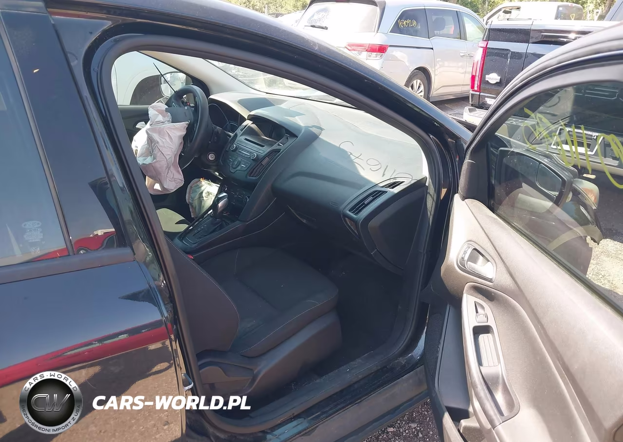 2015 Ford Focus Se VIN:1FADP3F21FL335403 - 5