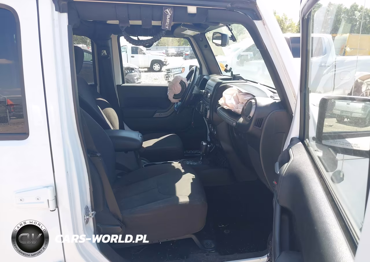 2015 Jeep Wrangler Unlimited Sport VIN:1C4BJWDG2FL659561 - 5