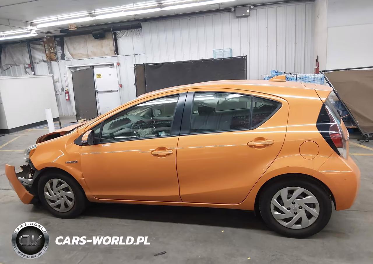 2015 Toyota Prius C Two VIN:JTDKDTB35F1092828 - 13