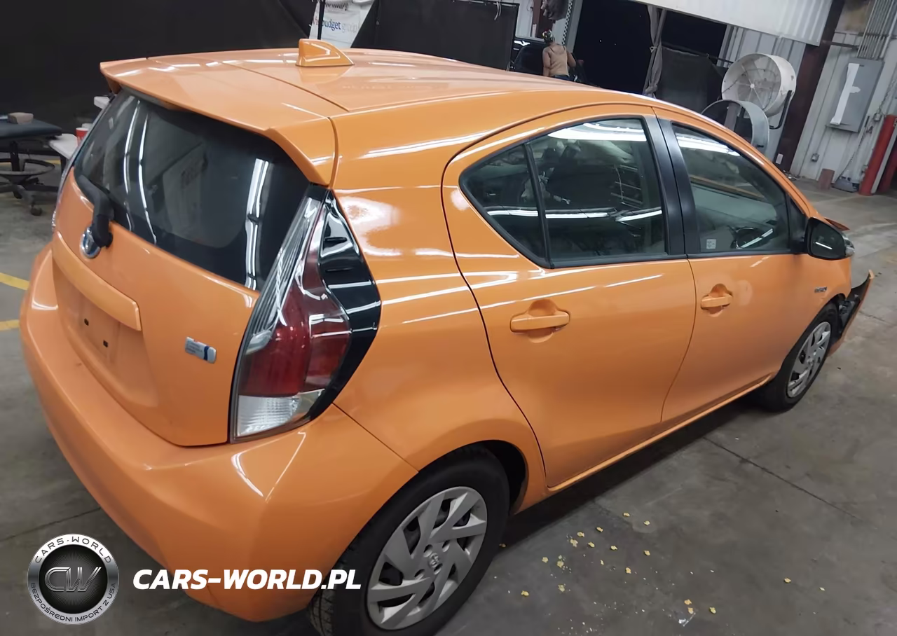 2015 Toyota Prius C Two VIN:JTDKDTB35F1092828 - 4