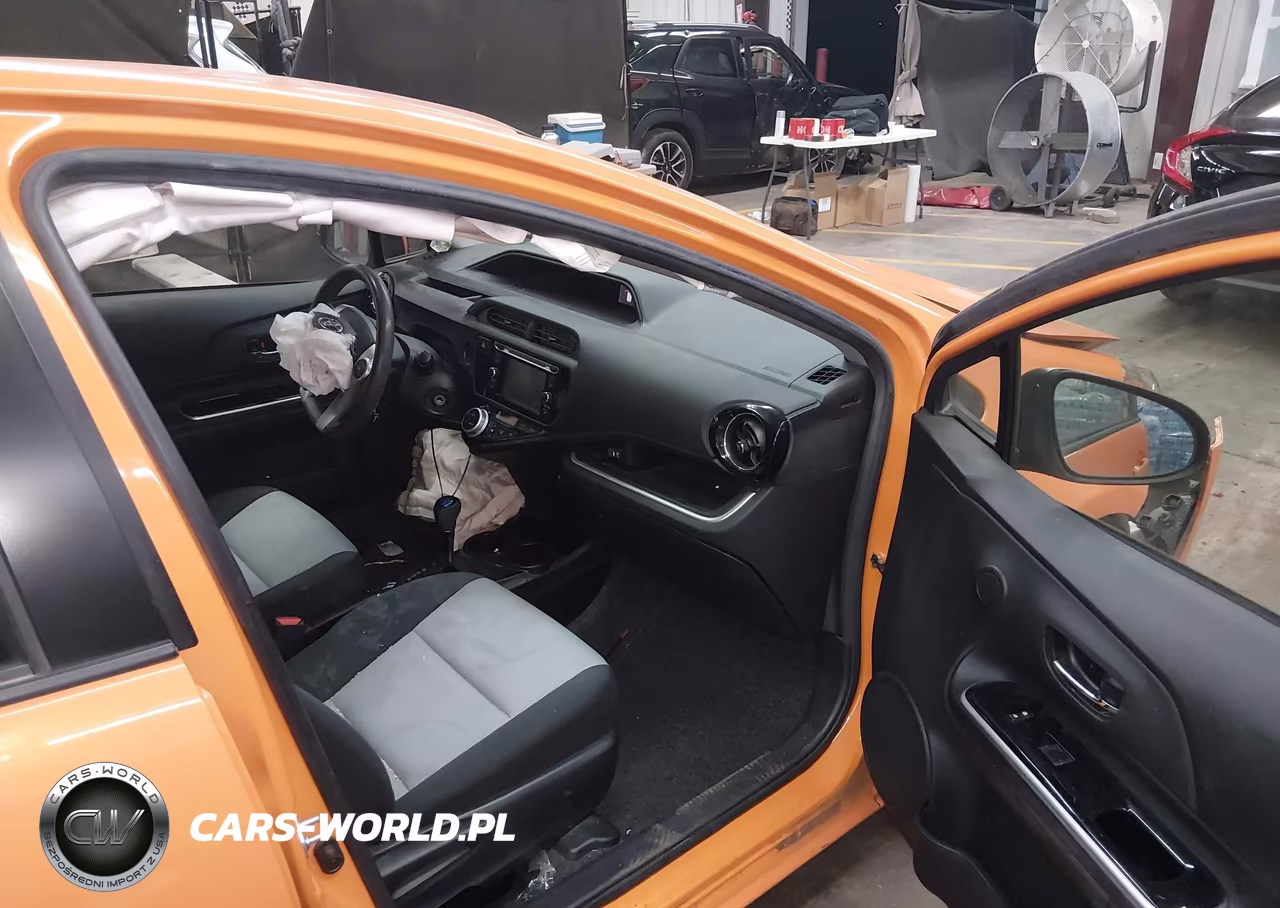 2015 Toyota Prius C Two VIN:JTDKDTB35F1092828 - 5