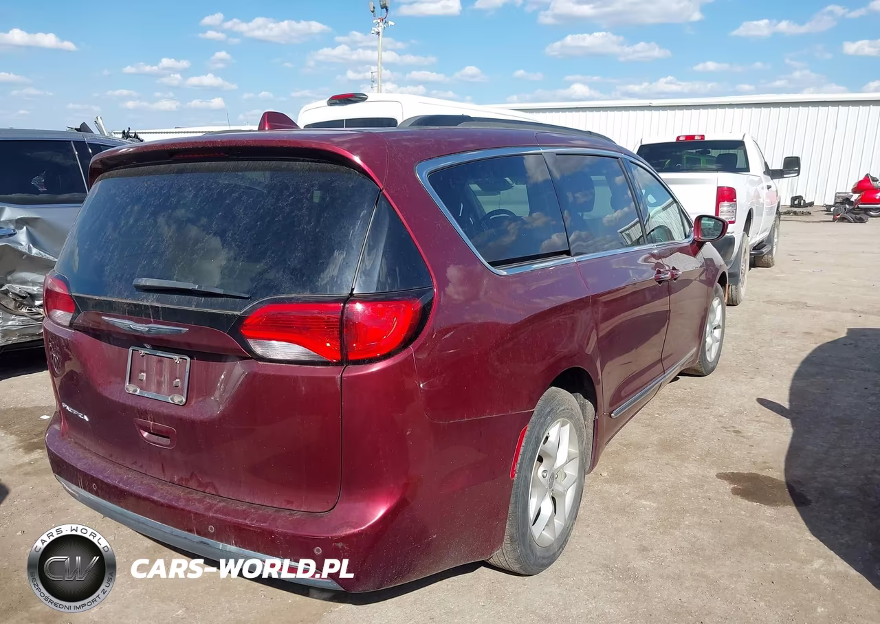 2017 Chrysler Pacifica Touring-L VIN:2C4RC1BG7HR734649 - 4