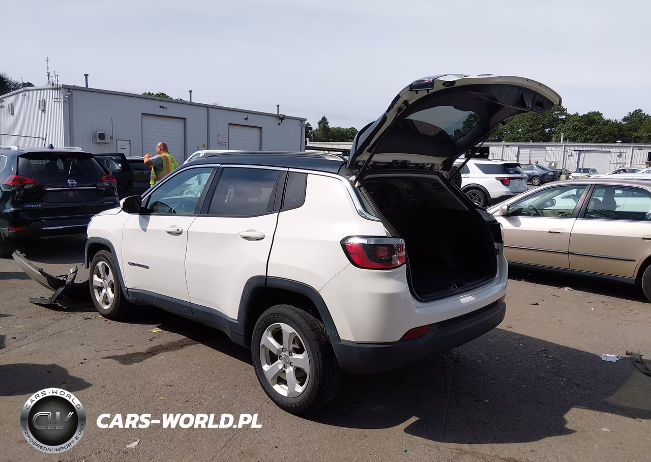 2019 Jeep Compass Latitude 4X4 VIN:3C4NJDBBXKT767661 - 3