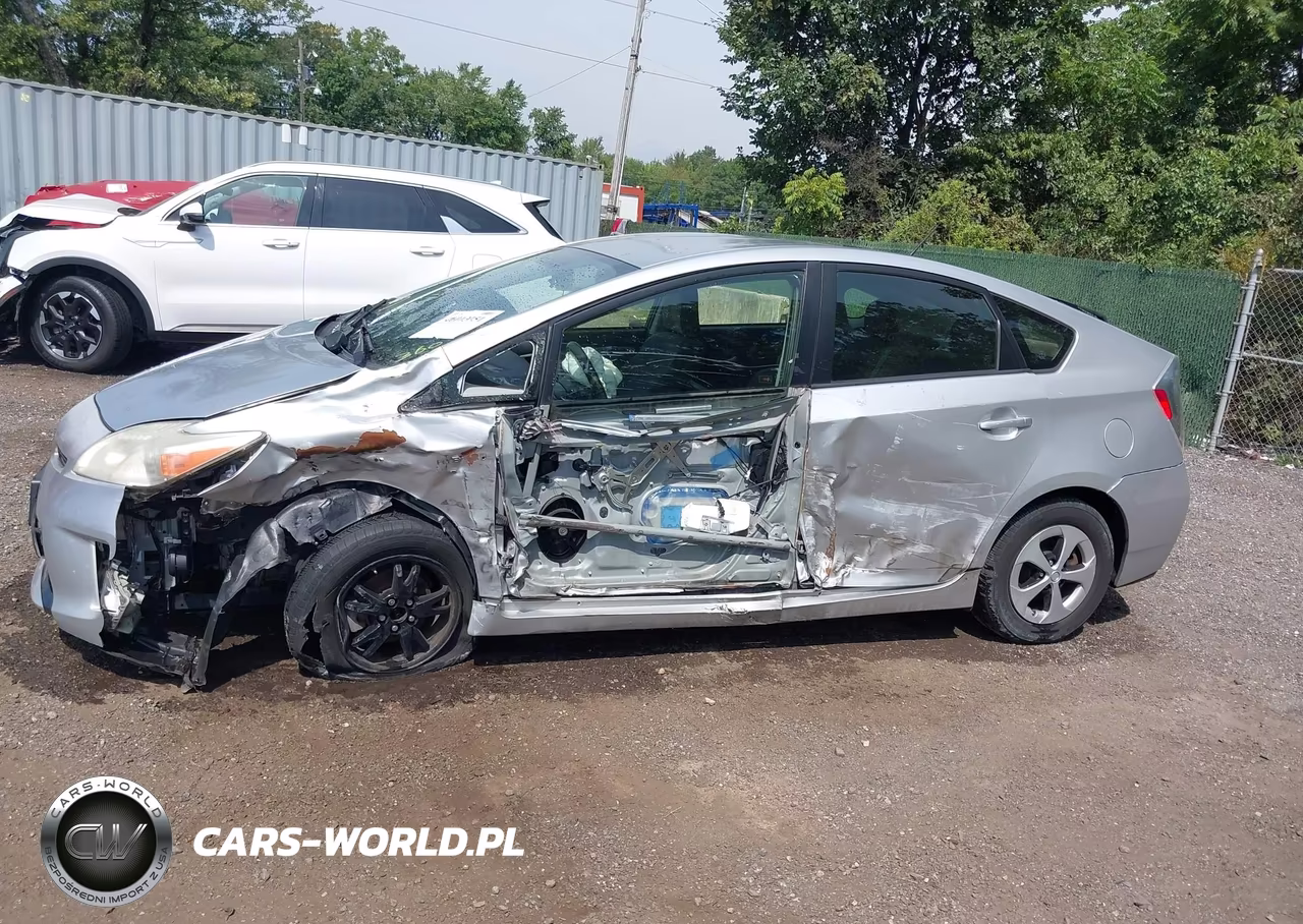 2013 Toyota Prius Two VIN:JTDKN3DU9D5634117 - 14