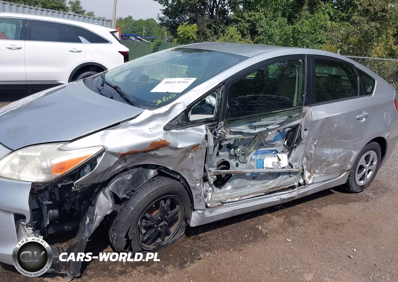 2013 Toyota Prius Two VIN:JTDKN3DU9D5634117 - 6