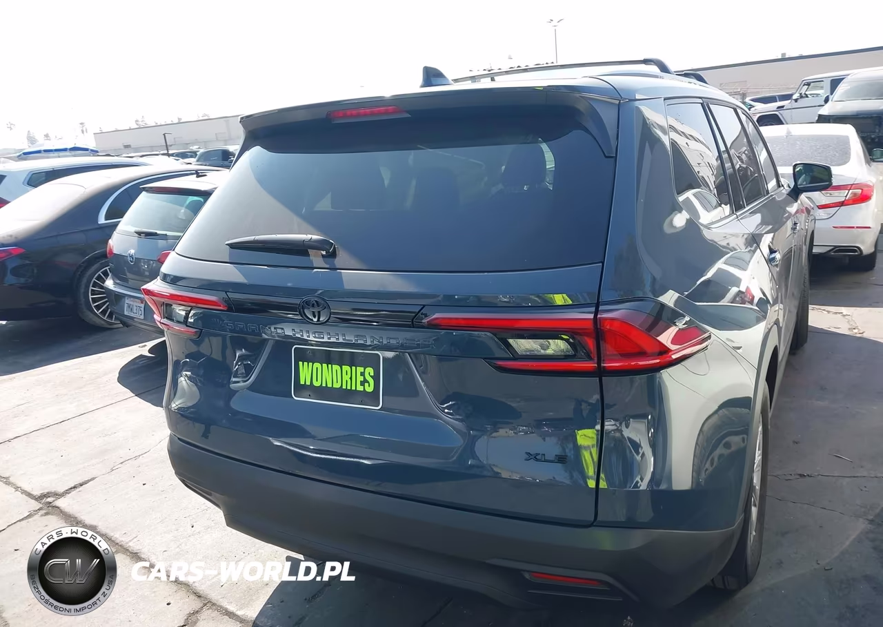 2025 Toyota Grand Highlander Xle VIN:5TDAAAA51SS034689 - 17