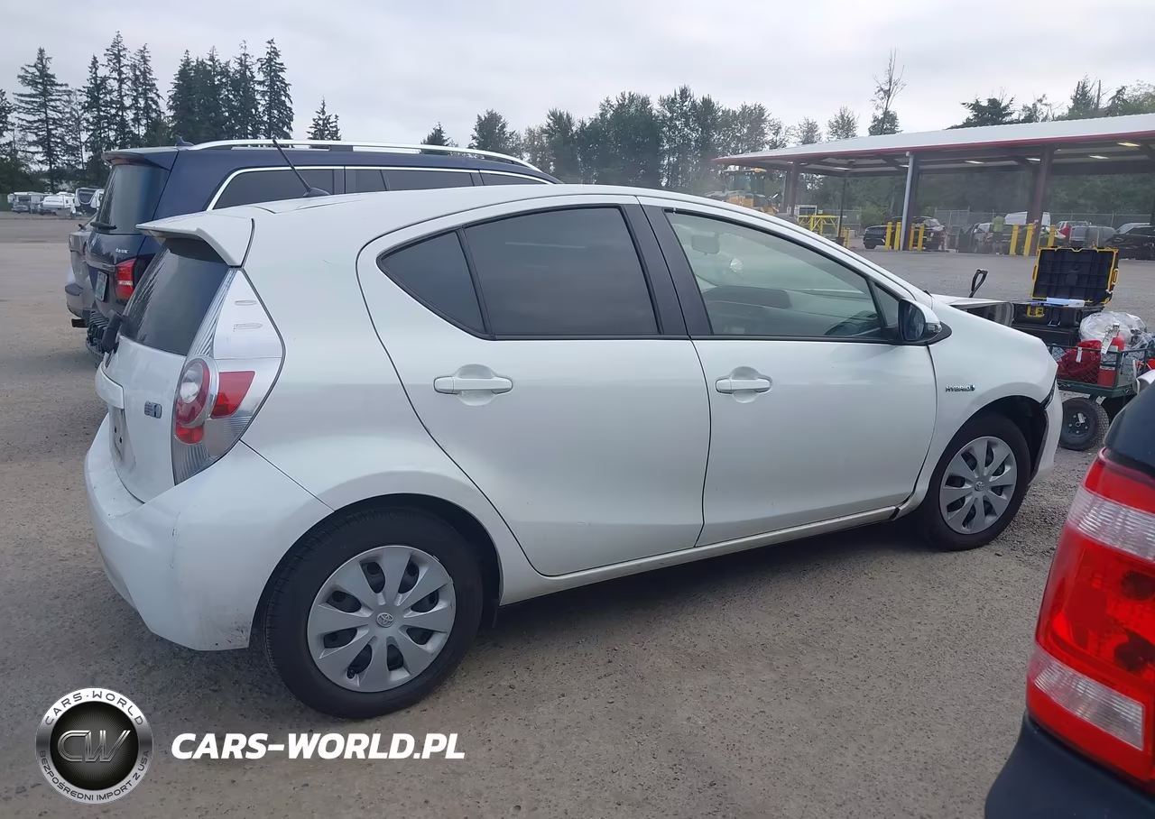 2014 Toyota Prius C Two VIN:JTDKDTB33E1077517 - 13