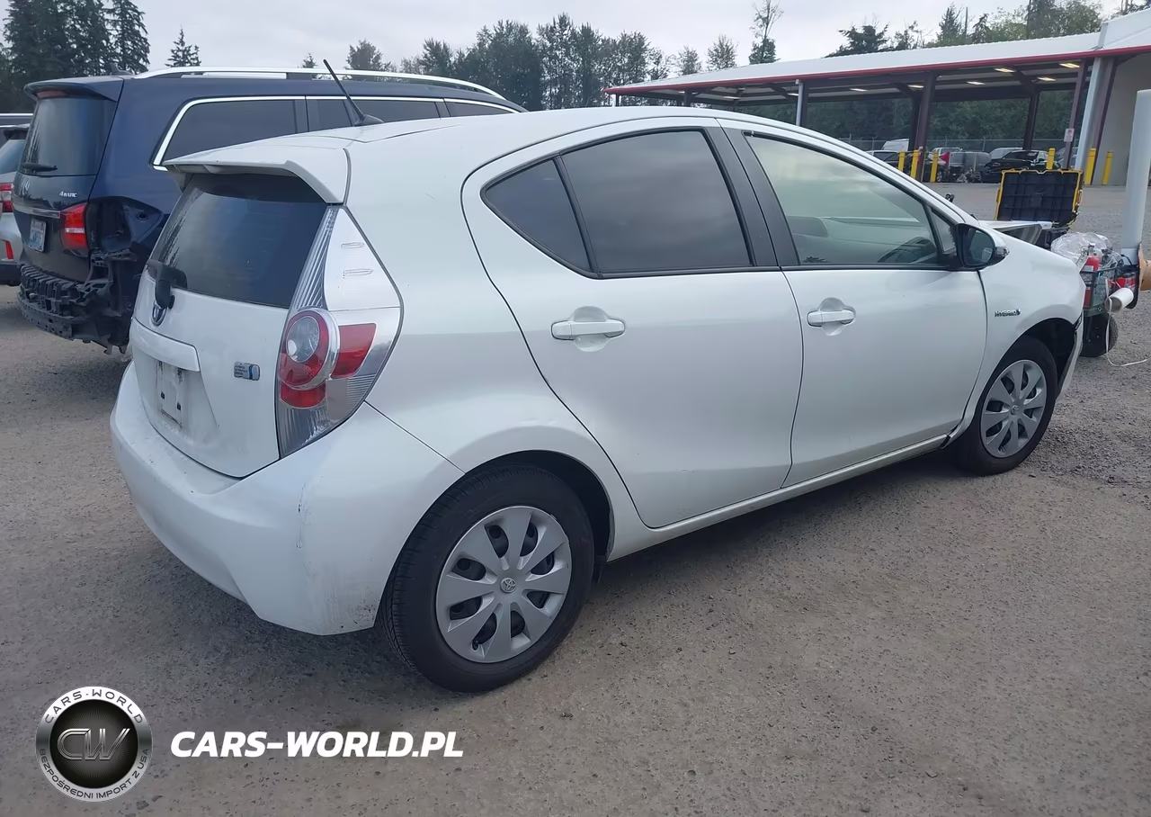 2014 Toyota Prius C Two VIN:JTDKDTB33E1077517 - 4