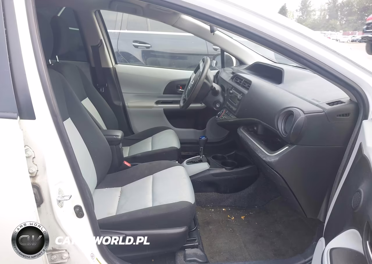 2014 Toyota Prius C Two VIN:JTDKDTB33E1077517 - 5