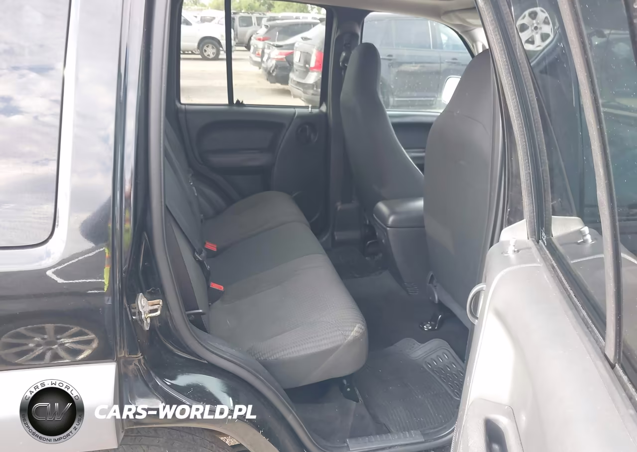 2004 Jeep Liberty Sport VIN:1J4GK48KX4W325354 - 8