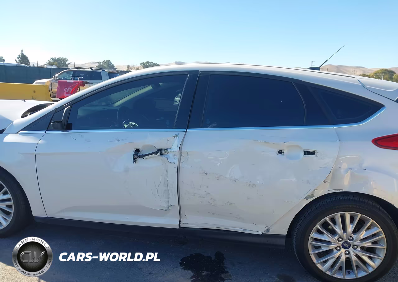 2015 Ford Focus Titanium VIN:1FADP3N20FL339556 - 14