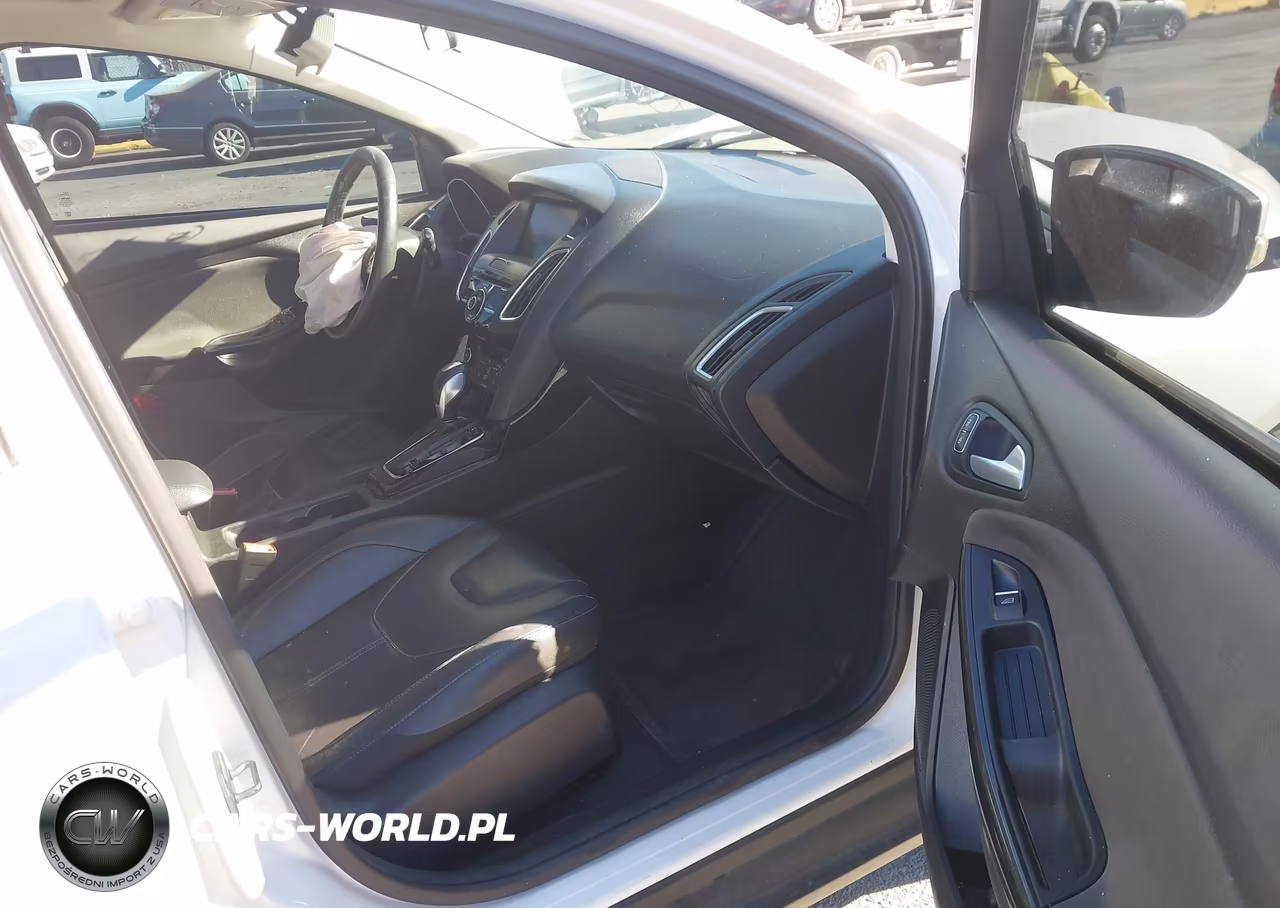 2015 Ford Focus Titanium VIN:1FADP3N20FL339556 - 5