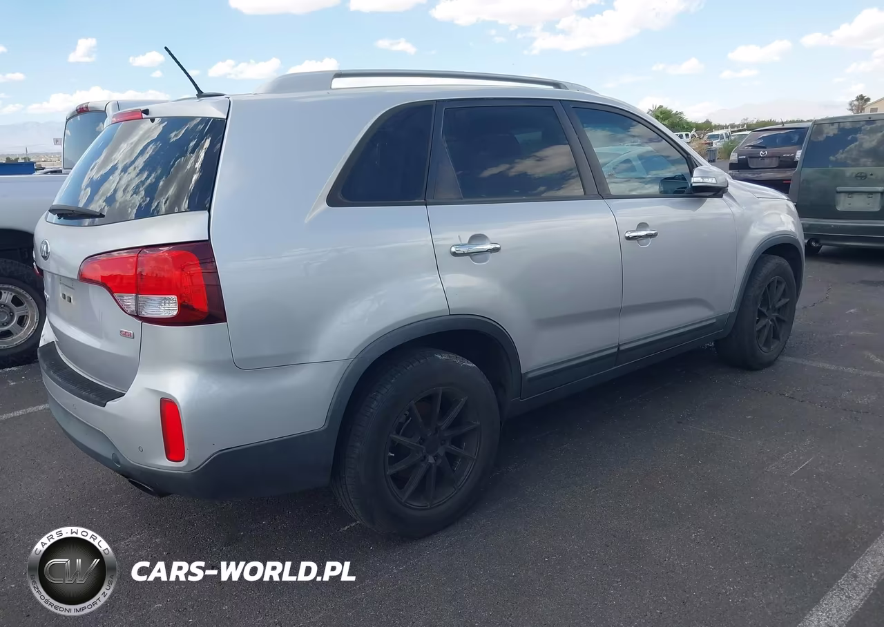 2015 Kia Sorento Lx VIN:5XYKT4A64FG592709 - 4