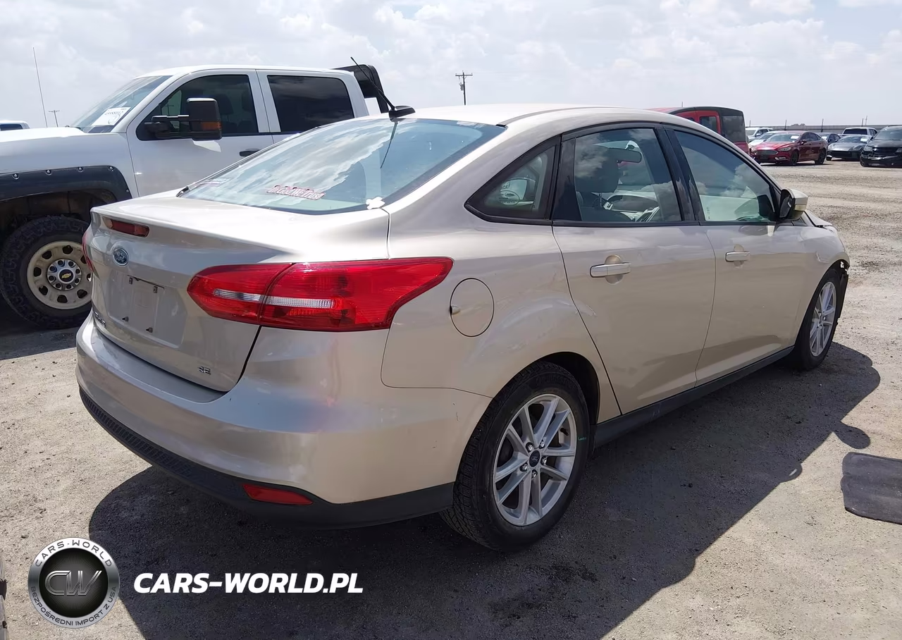 2017 Ford Focus Se VIN:1FADP3F26HL229788 - 4