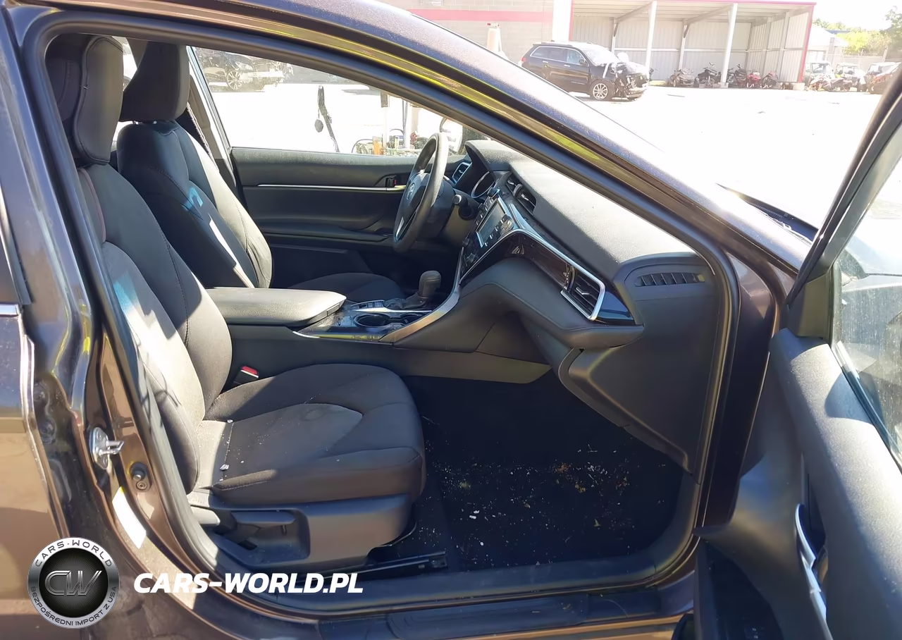 2018 Toyota Camry Hybrid Le VIN:4T1B31HK8JU500909 - 5