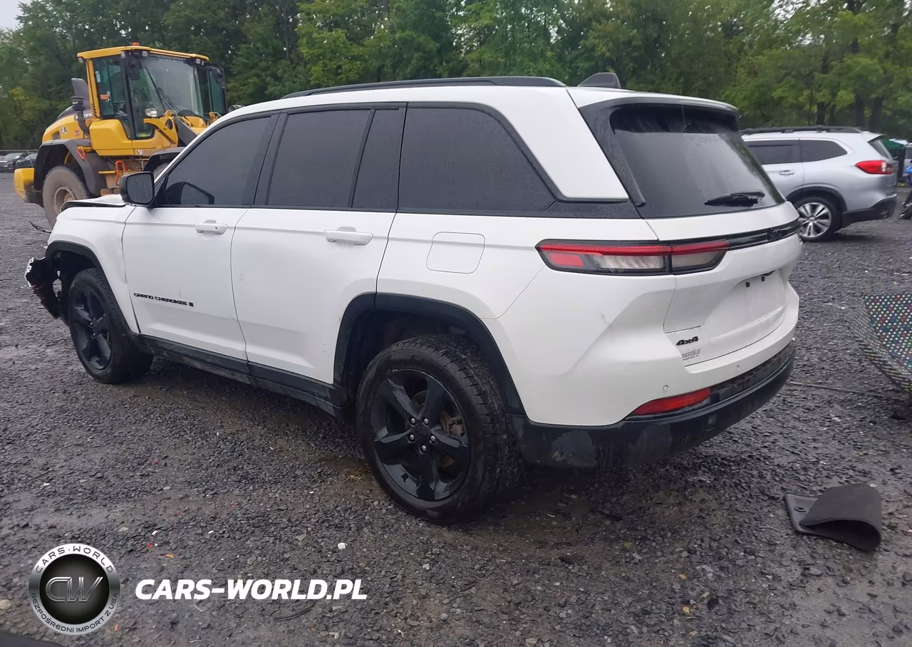 2023 Jeep Grand Cherokee Altitude 4X4 VIN:1C4RJHAG8PC504707 - 3