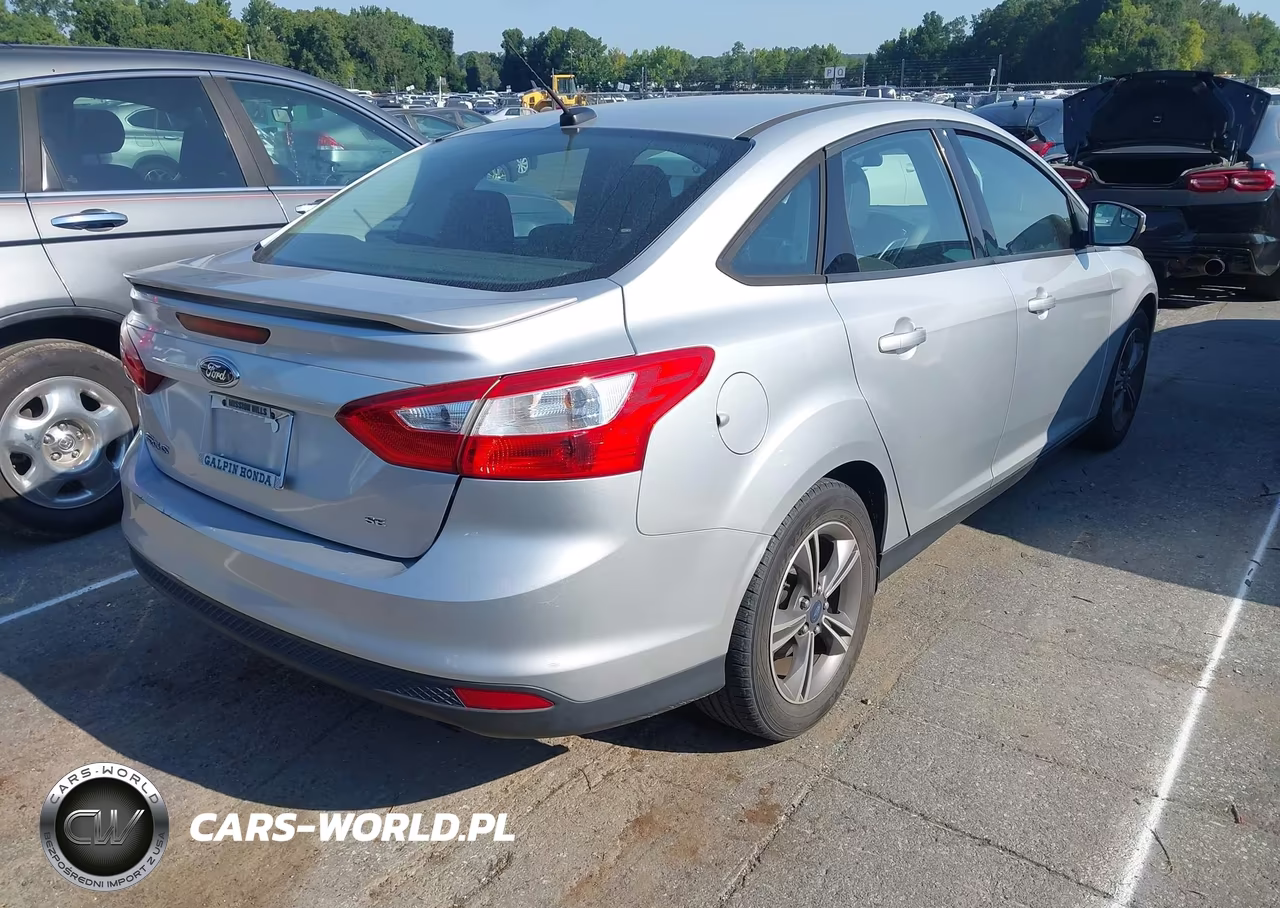 2014 Ford Focus Se VIN:1FADP3F27EL418414 - 4